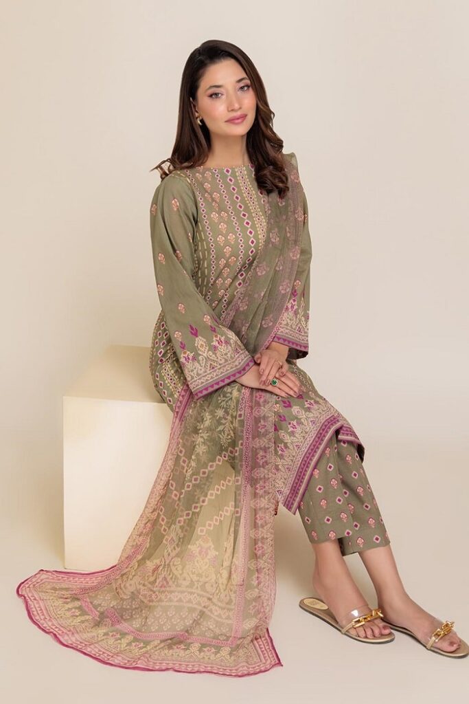 Most Stylish Suit Bonanza Satrangi Stock 2024-25 Flat 35% & 40% Off 