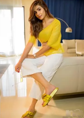 Yellow Outfits Ideas Women Trend 2024 with Styling Tips